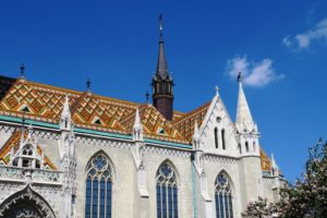 Toits colorés de l'église Matthias ou église Notre-Dame-de-l'Assomption de Budavár à Budapest