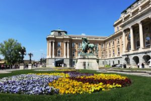 Parterre de fleurs et statue équestre au château de Budapest