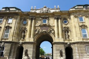 Détail d'un bâtiment avec porche du château de Budapest