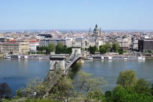 Vue sur le pont des chaînes et le Danube depuis le château de Budapest