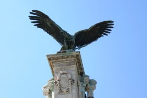 Turul au niveau du portail du Palais royal à Budapest