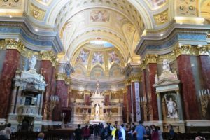 Intérieur de la basilique Saint-Etienne de Pest à Budapest