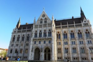 Largeur du Parlement de Budapest