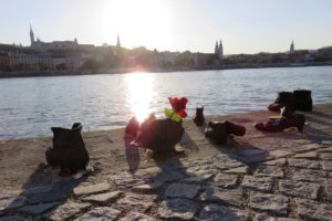 les chaussures au bord du Danube : chaussures en hommage aux juifs fusillés à Budapest