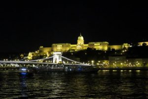 Vue de nuit sur le pont des Chaînes et le château de Budapest