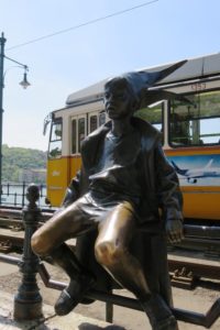 « La petite princesse », statue assise sur les balustrades de la promenade du Danube à Budapest