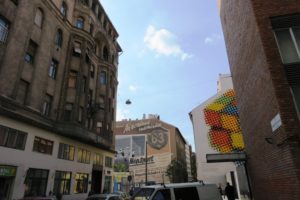 Rue de l'ancien ghetto de Budapest et oeuvres de street-art