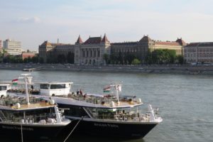 Vue sur le Danube et l'hôtel Gellért à Budapest