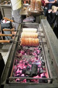 Kürtőskalács, pâtisserie en forme de rouleau à Budapest