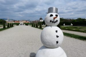 Statue de bonhomme de neige dans l'allée centrale du Belvédère à Vienne