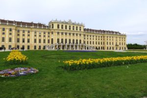 Jardin fleuri et château de Schönbrunn à Vienne