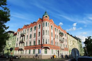 Magnifique façade rose d'un bâtiment dans un quartier résidentiel de Bratislava