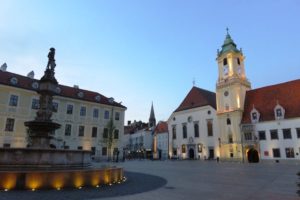 La place principale de Bratislava avec son ancien hôtel de ville et son beffroi