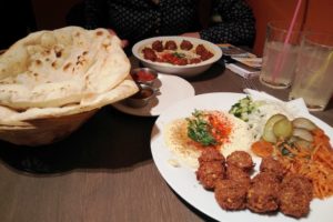 Assiettes du hummus bar à Budapest