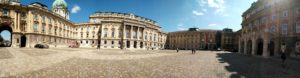 Vue panoramique sur la cour et les bâtiments au sein du château de Budapest