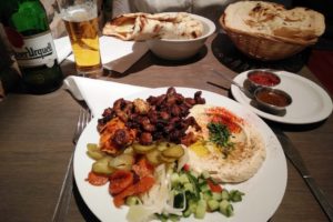 Assiette du Hummus bar à Budapest