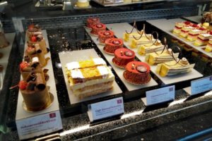 Vitrine de pâtisseries au café Central à Vienne