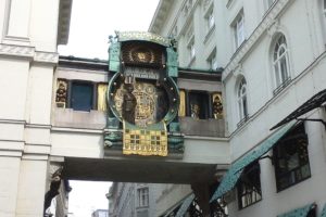 Carillon Anker, pont qui relie deux parties d'un bâtiment à Vienne