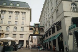 Carillon Anker, pont qui relie deux parties d'un bâtiment à Vienne