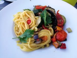 Tagliatelles aux légumes grillés à l'huile d'olive bio et aux olives noires au domaine des cigognes