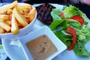 Bavette de bœuf Angus grillée servie avec des frites et de la salade au domaine des cigognes