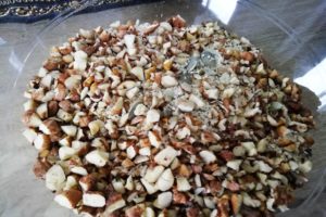 Flocons d'avoine, graines, fruits à coque, sel et épices avant mélange