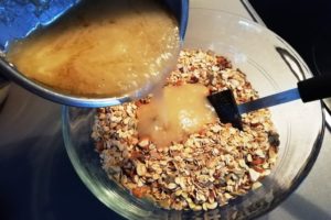 Compote, huile et miel versés sur le granola