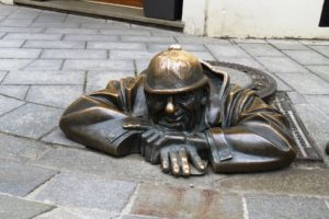 Cumil, statue en bronze à l’angle des rues Lauriska et Panska à Bratislava