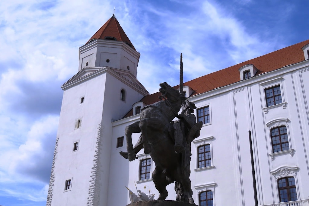 Château de Bratislava et statue équestre