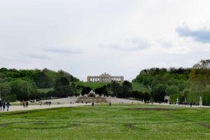 Vue sur le jardin et la Gloriette du château de Schönbrunn à Vienne