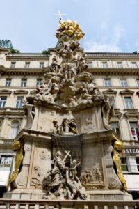 Gros plan sur la colonne de la peste située sur le Graben à Vienne
