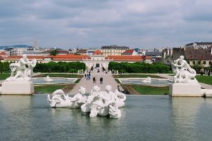 Vue sur la fontaine, l'allée centrale et l'entrée du Belvédère à Vienne