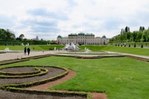 Vue les jardins, les fontaines et le Belvédère à Vienne