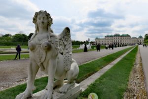 Statue du jardin du Belvédère à Vienne et vue sur le palais en arrière-plan