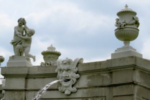 Statue crachant de l'eau d'une fontaine du Belvédère de Vienne