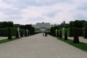Vue sur l'allée centrale, les jardins et le Belvédère à Vienne