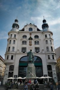 Statue et bâtiment de la place Lugeck à Vienne