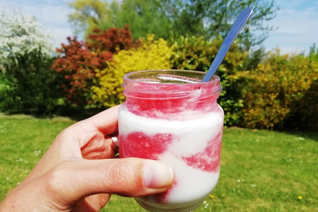 Yaourt nature avec du coulis de fraises