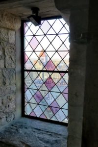 Fenêtre et vitraux du beffroi de Tournai