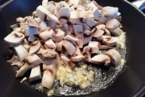 Poêle avec champignons, ail, beurre