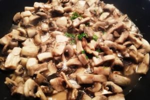 Cuisson des champignons avec l'ail et le beurre