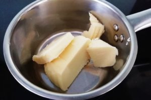 Casserole contenant du beurre