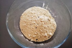 Contenu du bocal kit pour cookies mis dans un saladier