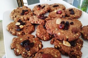 Assiette de cookies sortis du four