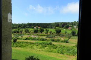 Vue sur les jardins depuis la salle à manger du château d'Hardelot