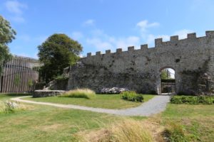 Vue sur le côté du château d'Hardelot et le théâtre élisabéthain