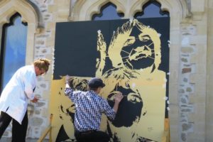 Artiste pochoiriste Jef Aérosol installant ses pochoir sur une toile noire au château d'Hardelot