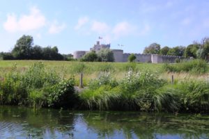 Vue sur le château d'Hardelot depuis notre balade au sein de la réserve naturelle régionale du marais de Condette