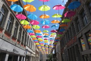 « Umbrella sky project » dans une rue de Tournai