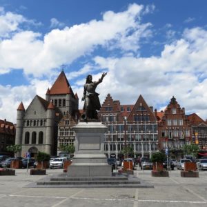 Statue sur la Grand-Place de Tournai